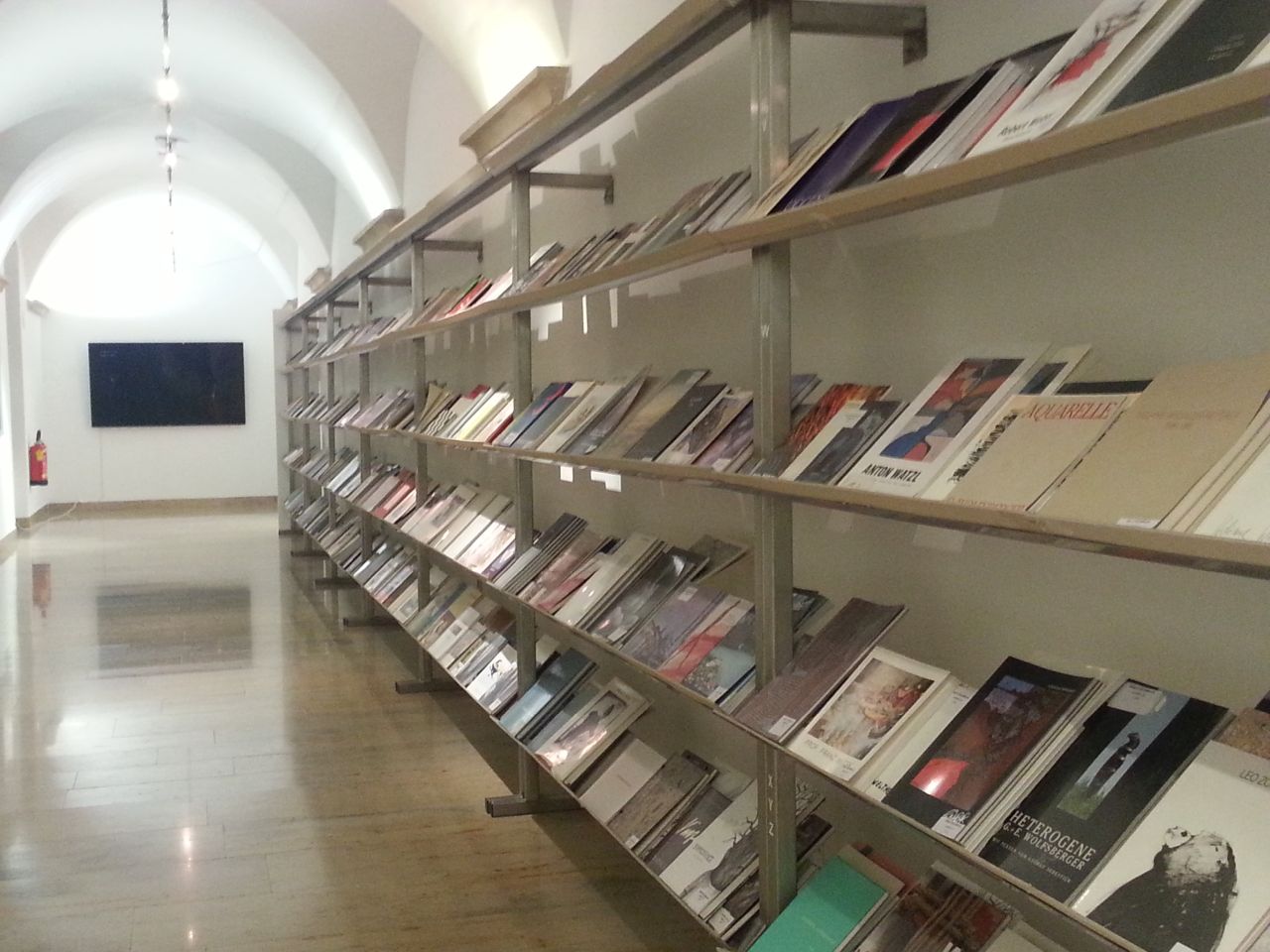 Alle Kataloge der Ausstellungen des Künstlerbundes sind im NÖDOK aufgelegt.